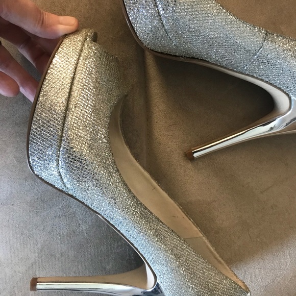 Gorgeous silver Michael Kors heels, sz 9M - Picture 7 of 8